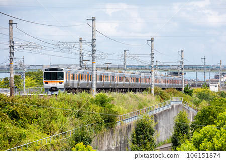 [中央本線]在夏日天空的高架區間行駛的普通列車 106151874