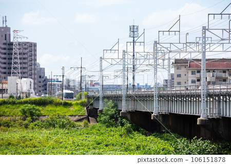 [中央本線]在夏日的天空下穿過莊內川的特快信濃號 106151878