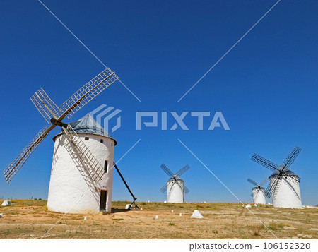 風車反對藍天,坎波德克里普塔納,卡斯蒂利亞-拉曼恰,西班牙 風車反對藍天,坎波德克里普塔納,卡斯蒂利亞-拉曼恰,西班牙 106152320