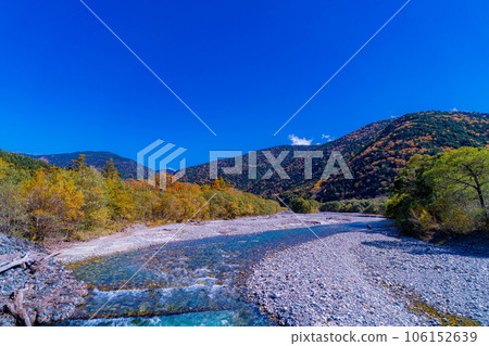 [Autumn material] Kinshu Kamikochi and the clear stream of Azusa River [Nagano Prefecture] 106152639
