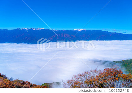[Sea of clouds material] Sea of clouds in Inadani seen from Mt. Jinbagata in autumn [Nagano] 106152748