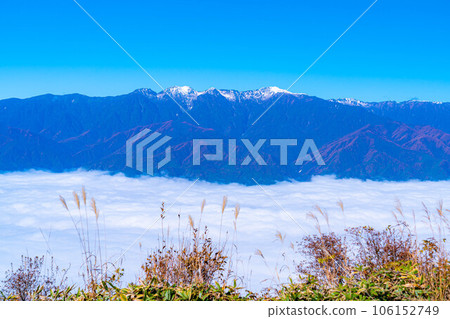 [雲海素材]秋天從神風形山看到稻穀的雲海[長野縣] 106152749