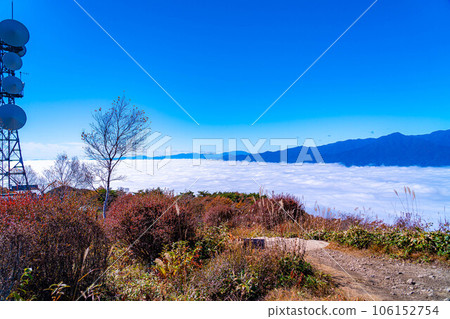 [雲海素材]秋天從神風形山看到稻穀的雲海[長野縣] 106152754