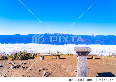 [Sea of clouds material] Sea of clouds in Inadani seen from Mt. Jinbagata in autumn [Nagano] 106152757