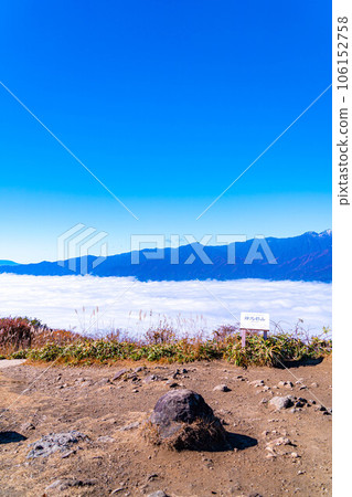 [Sea of clouds material] Sea of clouds in Inadani seen from Mt. Jinbagata in autumn [Nagano] 106152758