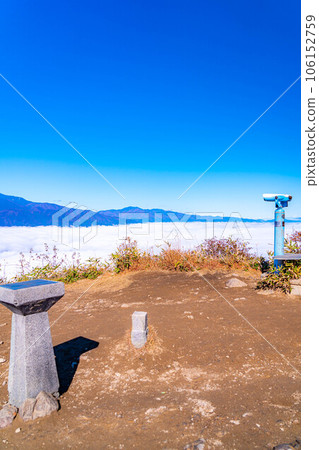 [Sea of clouds material] Sea of clouds in Inadani seen from Mt. Jinbagata in autumn [Nagano] 106152759