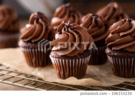 Dark chocolate cupcakes with chocolate ganache frosting 106153230