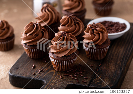 Dark chocolate cupcakes with chocolate ganache frosting 106153237