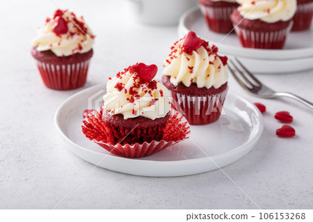 Red velvet cupcakes on a small plate 106153268