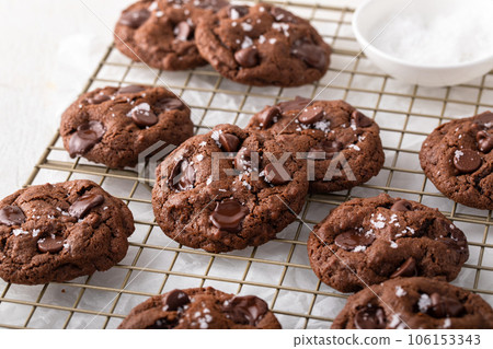 Double chocolate cookies with flaky salt on a cooling rack 106153343