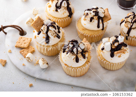 Smores cupcakes with graham crackers, toasted marshmallows and chocolate 106153362