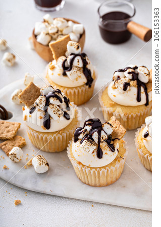 Smores cupcakes with graham crackers, toasted marshmallows and chocolate Smores cupcakes with graham crackers, toasted marshmallows and chocolate 106153363