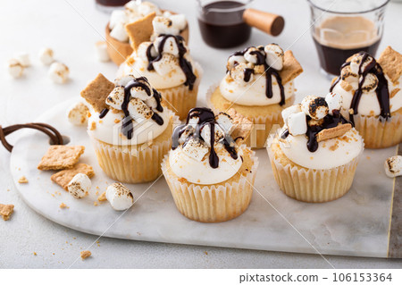 Smores cupcakes with graham crackers, toasted marshmallows and chocolate Smores cupcakes with graham crackers, toasted marshmallows and chocolate 106153364