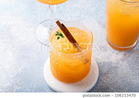 Variety of fall cocktails or mocktails made with apple cider 106153470