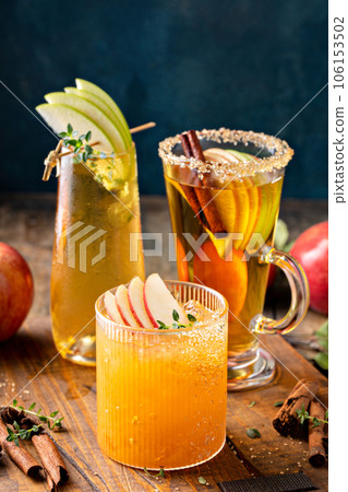 Variety of fall cocktails or mocktails made with apple cider 106153502
