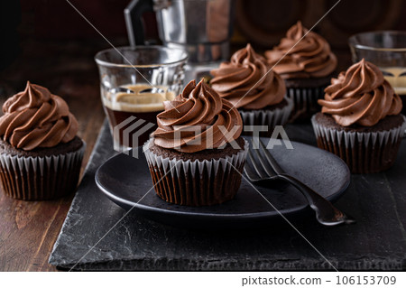 Chocolate cupcakes with dark chocolate ganashe frosting Chocolate cupcakes with dark chocolate ganashe frosting 106153709