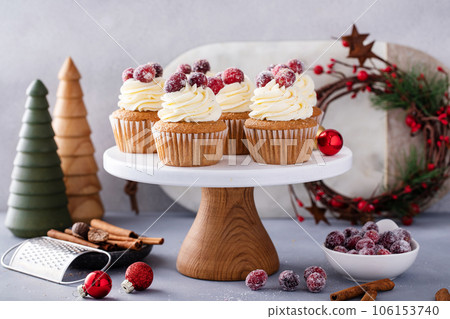 Sugared cranberry spiced cupcakes with cream cheese frosting 106153740