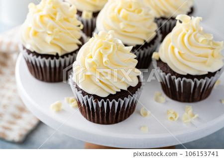 White and dark chocolate cupcakes with chocolate curls 106153741