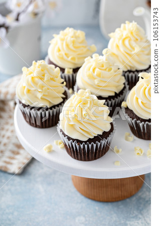 White and dark chocolate cupcakes with chocolate curls 106153743
