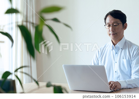 中間人在筆記本電腦上進行研究 106153914