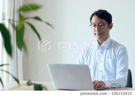 中間人在筆記本電腦上進行研究 106153915