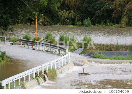 洪澇災害,暴雨,道路流水,七月插秧季節,灌溉渠氾濫,稻株被淹沒 洪澇災害,暴雨,道路流水,七月插秧季節,灌溉渠氾濫,稻株被淹沒 106154009