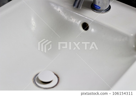 Washbasin sink, dirt in the drain, mold, hair Dirty washbasin Washbasin sink, dirt in the drain, mold, hair Dirty washbasin 106154311