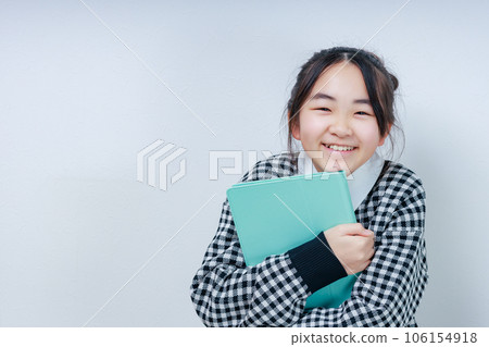 微笑的女孩拿著平板電腦 | 左側空間 106154918