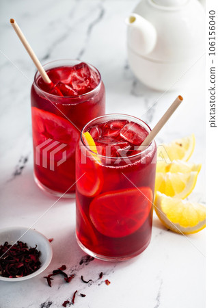Lemon hibiscus tea served cold with ice 106156040