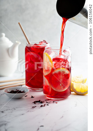 Lemon hibiscus tea served cold with ice 106156042