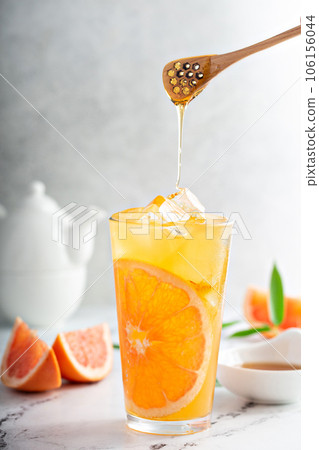 Grapefruit honey jasmine tea served cold with ice 106156044