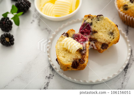Blackberry and chocolate chip muffins, summer recipe 106156051