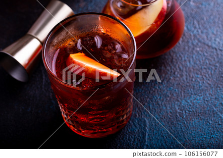 Apple old fashioned cocktail in a glass 106156077