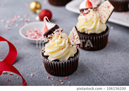 Peppermint bark and chocolate cupcakes for Christmas Peppermint bark and chocolate cupcakes for Christmas 106156200