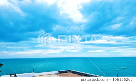place overlooking the sea 106156263