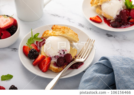 Shortcake ice cream sandwiches with fresh berries 106156466
