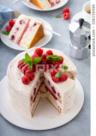 Respberry cake with light mascarpone frosting and fresh berries 106156494