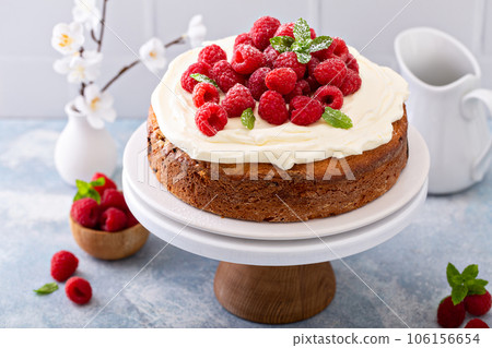 Simple summer cake with raspberries and frosting 106156654