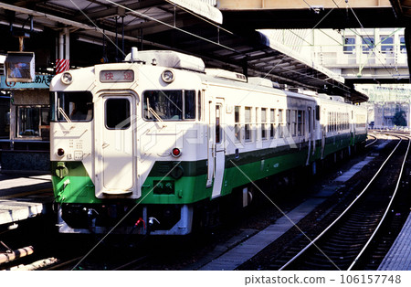 2002 Kiha 47 series rapid train Minamisanriku waiting for departure at Sendai station 2002 Kiha 47 series rapid train Minamisanriku waiting for departure at Sendai station 106157748