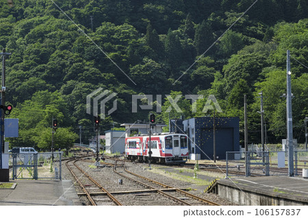 Sanriku Railway train leaving Kamaishi Station 106157837