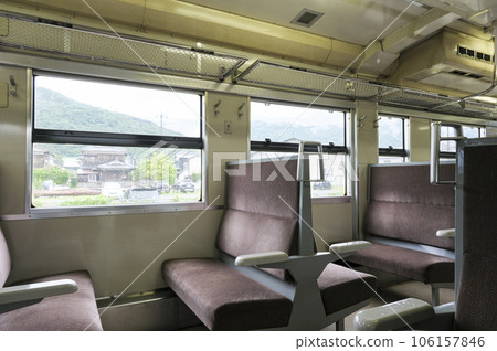 A retro car that invites you to travel 106157846