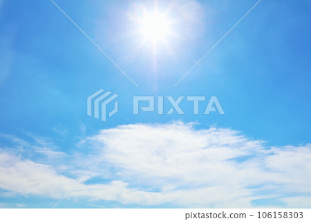 秋天藍天、雲彩和太陽 106158303