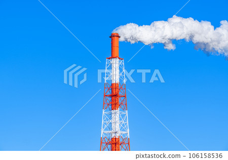 A clear sky and a chimney that raises white smoke 106158536