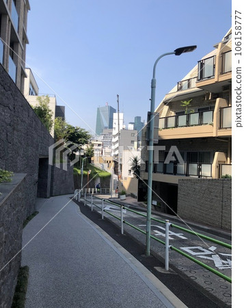 《Tokyo》Downhill in front of the Embassy in Motoazabu 106158777