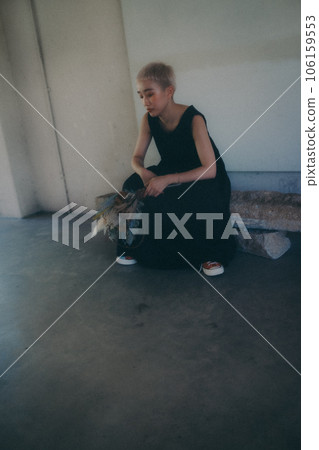 A woman standing indoors with dried flowers 106159553