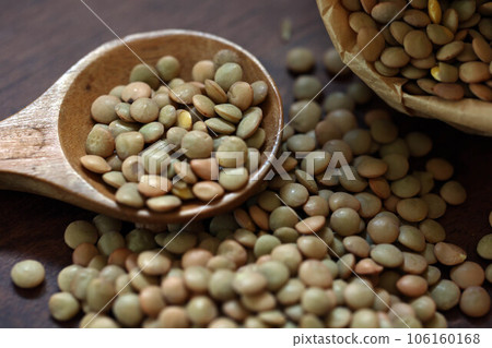 扁豆從紙袋裡溢出 扁豆從紙袋裡溢出 106160168