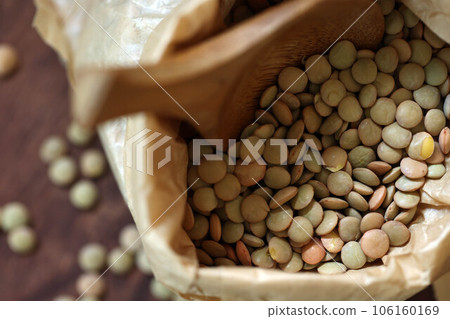 扁豆從紙袋裡溢出 扁豆從紙袋裡溢出 106160169