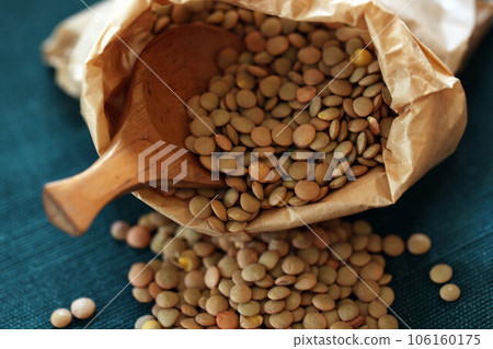 扁豆從紙袋裡溢出 106160175