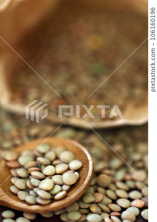 扁豆從紙袋裡溢出 扁豆從紙袋裡溢出 106160196