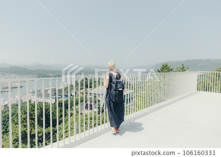 Young woman traveling alone in Onomichi 106160331